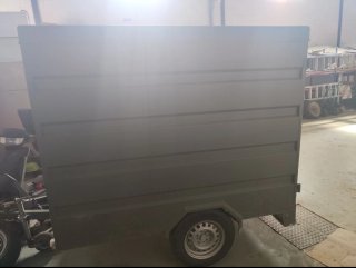Remolque con puerta de seguridad