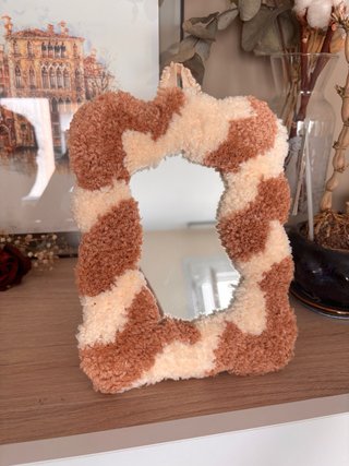Espejo decorativo peludo