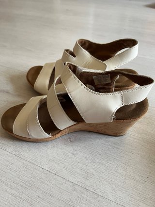 Sandalias ROCKPORT piel blanca con tacón de cuña