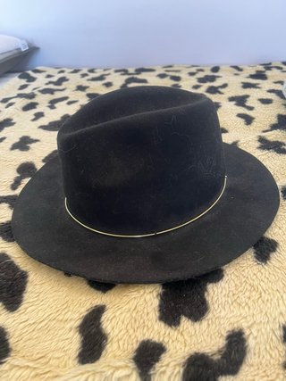Sombrero Negro con aro dorado