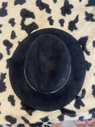 Sombrero Negro con aro dorado