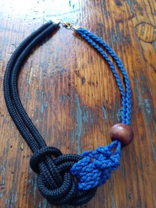 Collana nodo nero e blu con perlina