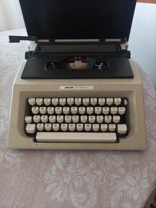 Máquina de escribir Olivetti Lettera 40