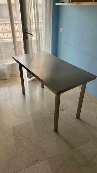 Escritorio metálico moderno