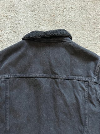Chaqueta vaquera negra con forro de borrego