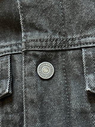 Chaqueta vaquera negra con forro de borrego