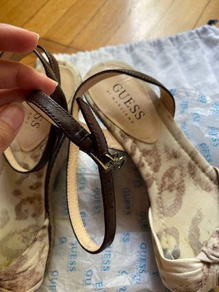Sandali Guess con tacco