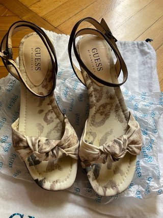 Sandali Guess con tacco