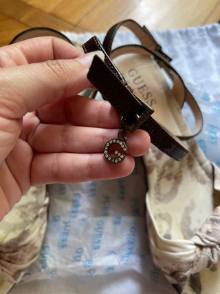 Sandali Guess con tacco