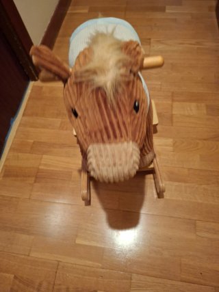 Caballo balancín pequeño de peluche