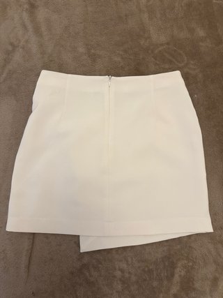 Falda blanca con ojales plateados