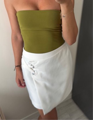 Falda blanca con ojales plateados