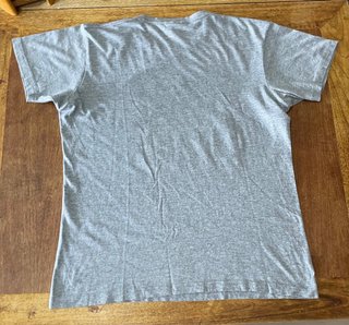 Camiseta Nike Gris Estampado Blanco