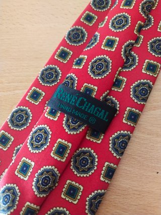 Corbata roja con estampado azul