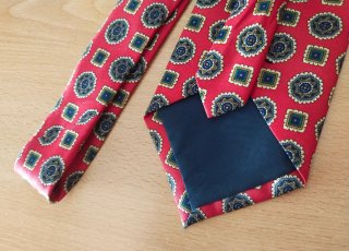 Corbata roja con estampado azul
