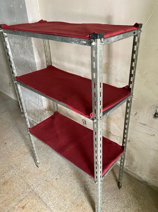 ESTANTERÍA METÁLICA.