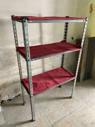 ESTANTERÍA METÁLICA.