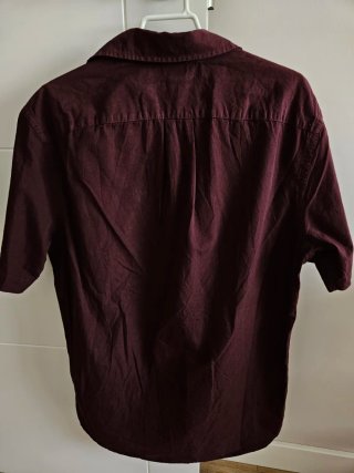 Camisa H&M hombre color burdeos Talla S. Muy bueno
