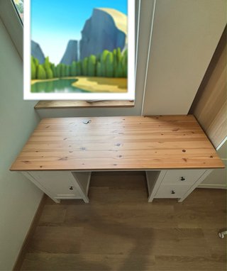 Escritorio Hemnes de madera sin uso.