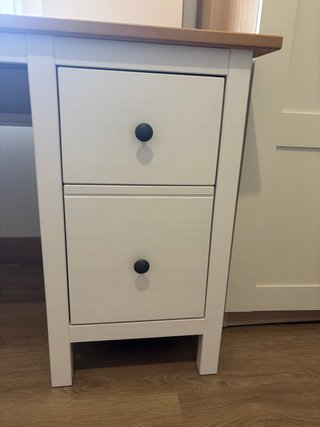 Escritorio Hemnes de madera sin uso.