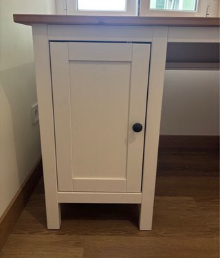 Escritorio Hemnes de madera sin uso.