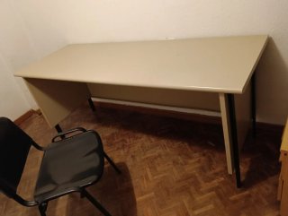 Escritorio beige y negro