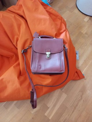 Bolso de piel marrón para hombre