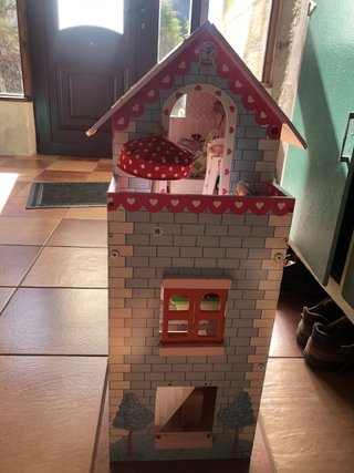 Casita de muñecas de madera con accesorios