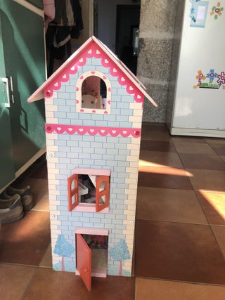 Casita de muñecas de madera con accesorios