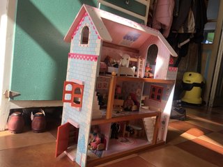 Casita de muñecas de madera con accesorios