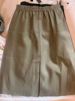 Falda Parfois efecto piel verde oliva Talla Única