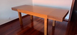 Mesa de comedor de madera