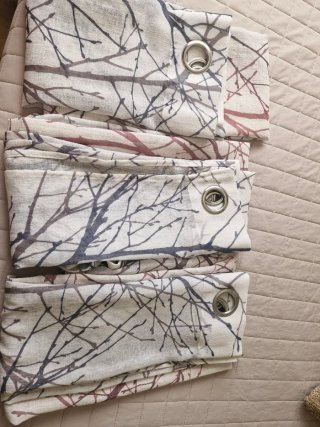 Cortinas con estampado de ramas.