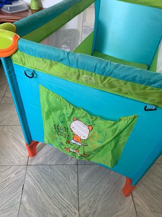 Cuna de viaje con ruedas