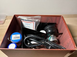 Máquina para anillar y reparar cañas de pesca.