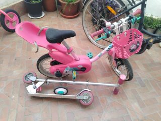 Bicicleta y patinete infantil rosa