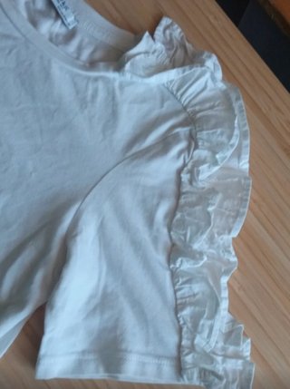 Camiseta blanca con volantes