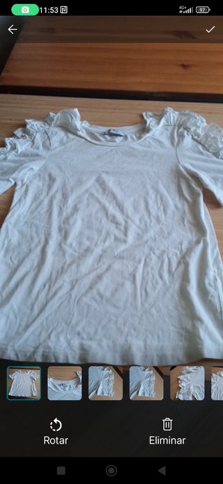 Camiseta blanca con volantes