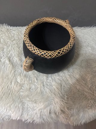 Jarrón Cerámica Negro y Rattan