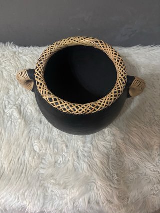 Jarrón Cerámica Negro y Rattan