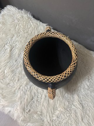 Jarrón Cerámica Negro y Rattan