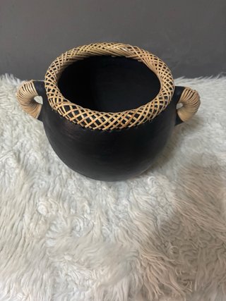 Jarrón Cerámica Negro y Rattan