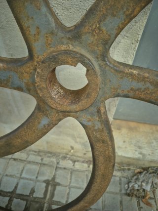 Rueda antigua de hierro fundido