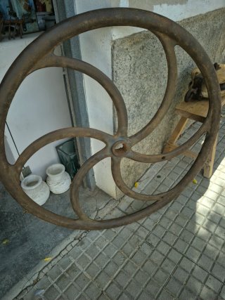 Rueda antigua de hierro fundido