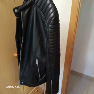 Chaqueta de cuero sintético negra de Zara. Está co
