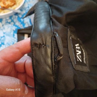 Chaqueta de cuero sintético negra de Zara. Está co