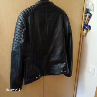 Chaqueta de cuero sintético negra de Zara. Está co