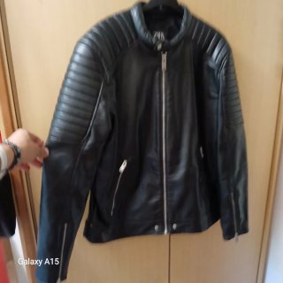 Chaqueta de cuero sintético negra de Zara. Está co