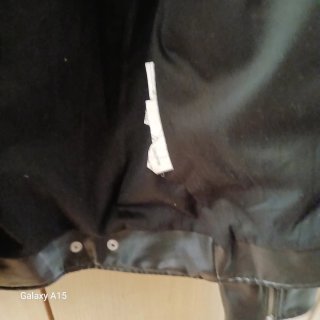 Chaqueta de cuero sintético negra de Zara. Está co
