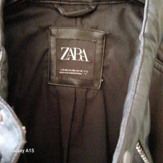 Chaqueta de cuero sintético negra de Zara. Está co